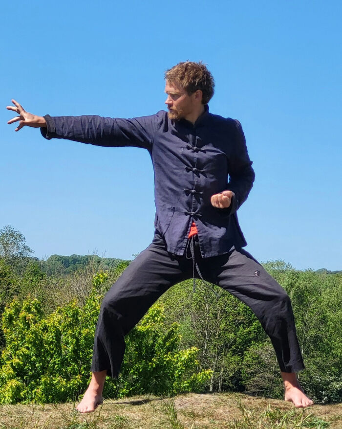 Rune udfører qigong i naturen